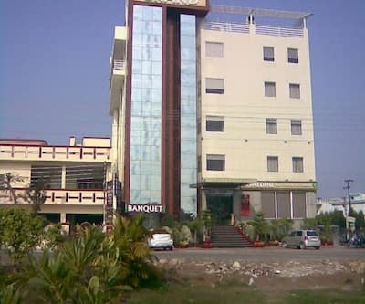 https://imgcld.yatra.com/ytimages/image/upload/t_hotel_yatra_city_desktop/v1431941937/Domestic Hotels/Hotels_Haridwar/Hotel Vinayak Grand/Overview.jpg